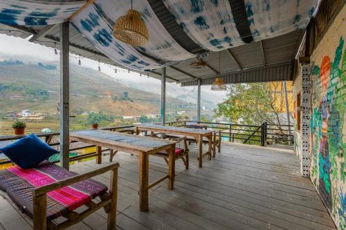 eine Terrasse mit Tischen und Stühlen und Aussicht in der Unterkunft PaoDzung Homestay Sapa in Sa Pa