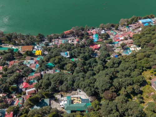 una vista aerea di un villaggio su una collina vicino all'acqua di Moustache Select Nainital a Nainital