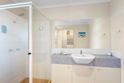 Koupelna v ubytování Unit 15 - 45 Lorikeet Drive, Peregian Beach