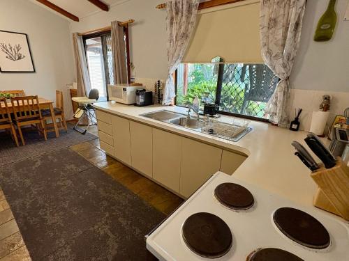 eine Küche mit Spüle und Arbeitsplatte in der Unterkunft Macbeth Family Stay in Busselton