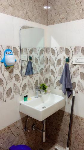 ein Badezimmer mit Waschbecken und Spiegel in der Unterkunft Cherry blossom in Zirakpur