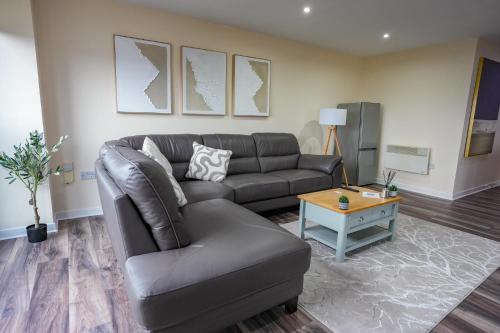 een woonkamer met een bank en een tafel bij The Lancefield Luxe in Glasgow