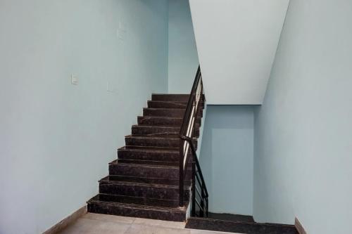 una scala in un edificio con scala di Hotel O Royal Inn a Dehu