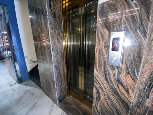 un ascensore in un edificio con muro di pietra di Hotel N Regency ad Amritsar