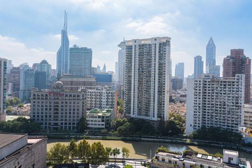 Nespecifikovaný výhled na destinaci Šanghaj nebo výhled na město při pohledu z hotelu