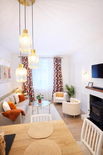 ein Wohnzimmer mit Sofa und Tisch in der Unterkunft Haussmann Chic & Soft Élégance - Centre-ville in Saint-Brieuc