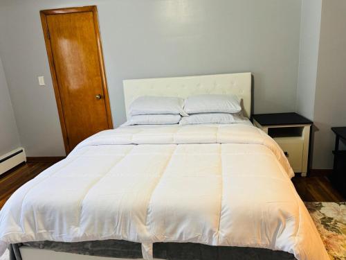 En eller flere senge i et værelse på Sweet home at Amherst NY