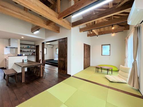 En eller flere senge i et værelse på palm tree