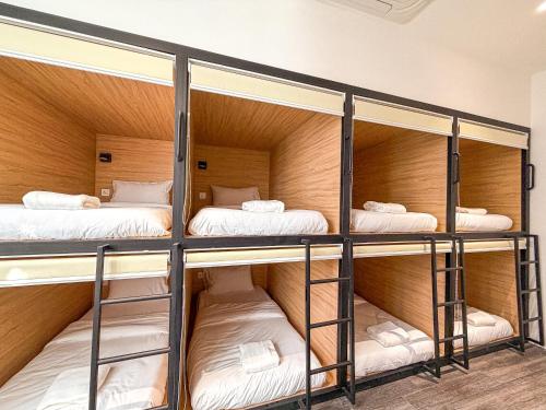 Giường trong phòng chung tại Love Linn