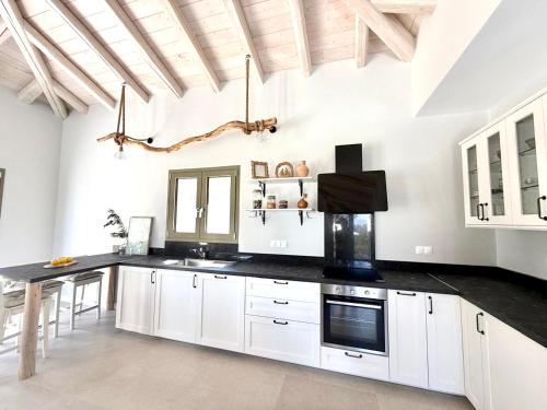 Kuchyň nebo kuchyňský kout v ubytování SeaForest Villa, Grand New! 2 km from Beach