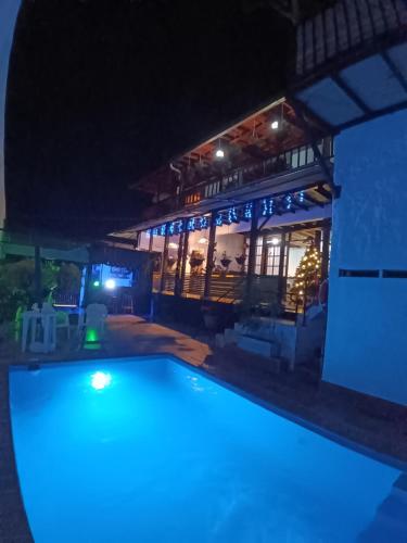 ein Pool vor einem Gebäude in der Nacht in der Unterkunft Hotel Colinas Del Darien in Calima