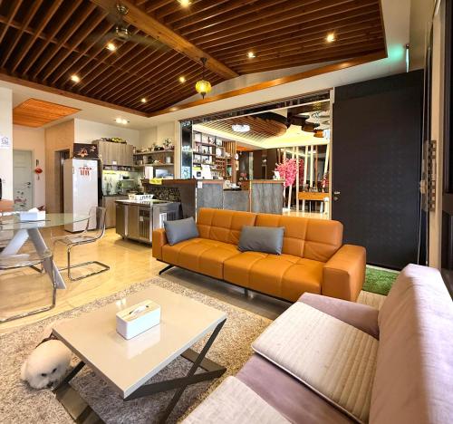 una sala de estar con un sofá y una mesa en Love's World B&B, en Jian