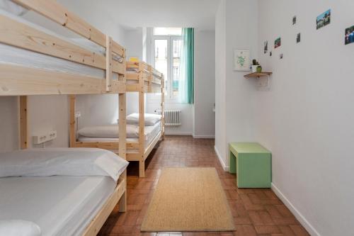 Μία ή περισσότερες κουκέτες σε δωμάτιο στο A Room In The City Hostel