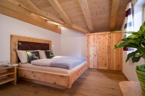 オーベルンドルフ・イン・チロルにあるGriesbachhofの木製の天井の客室で、ベッドルーム1室(ベッド1台付)
