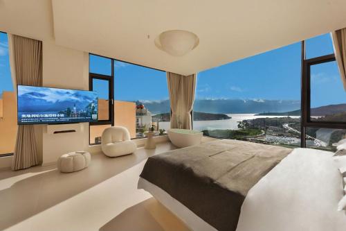 Dali Airport慕泊度假海景酒店的一间配有大床和平板电视的卧室