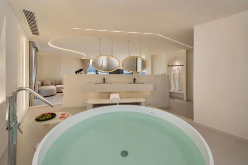 Dali Airport慕泊度假海景酒店的浴室的墙上设有两面镜子