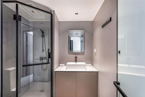 een badkamer met een wastafel en een spiegel en een douche bij Aravina Escapes in Yallingup Siding