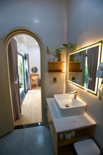 a bathroom with a sink and a mirror at Trăng Non Homestay in Phan Thiet