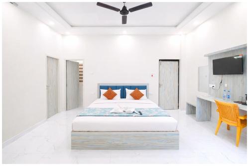 een slaapkamer met een groot bed en een bureau bij Vrinda Home-Stay Near Vishwanath Temple - Free Wifi and Free Parking Facilities # Free Wifi Facilities # Fully Air conditioning Luxuary Room - Top Rated Hotel In Varanasi in Varanasi