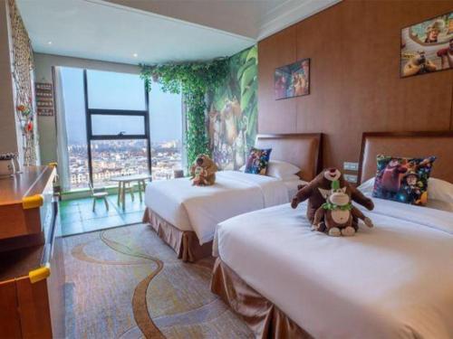 ein Hotelzimmer mit 2 Betten mit ausgestopften Tieren in der Unterkunft Balan International Hotel in Dujiangyan