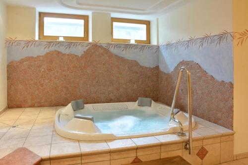 een badkamer met een bad in de kamer bij Hotel Resa Blancia in San Vigilio Di Marebbe