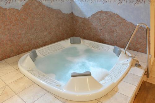 a jacuzzi tub in a room at Hotel Resa Blancia in San Vigilio Di Marebbe