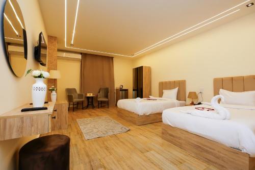 Postel nebo postele na pokoji v ubytování Mazaya Pyramids view inn