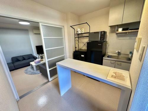 a small kitchen with a counter top in a room at 桜木 Stay Ise 伊勢神宮まで車で6分 駐車場あり in Ise