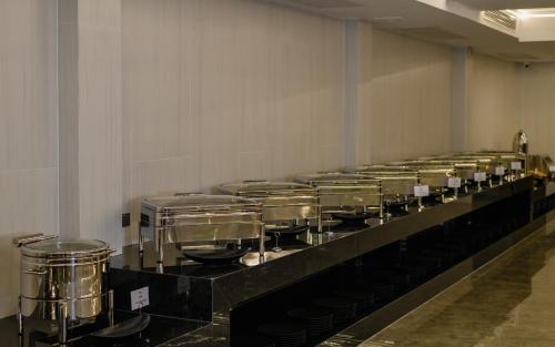 een rij trommels opgesteld in een kamer bij Marquis Hotel in Ban Bang Toei (1)