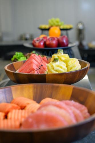 drie kommen gevuld met verschillende soorten eten op een aanrecht bij Marquis Hotel in Ban Bang Toei (1)