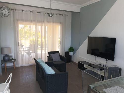 Μια τηλεόραση ή/και κέντρο ψυχαγωγίας στο Y Holidays, for a fun relaxing group getaway