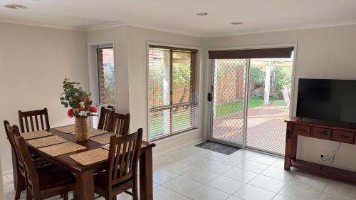 TV/trung tâm giải trí tại Canberra Stylish Home - near University of Canberra & EPIC