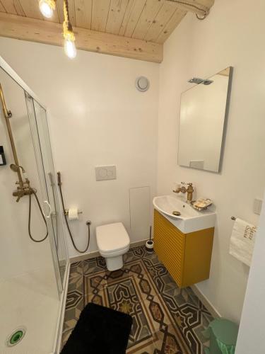 ein Badezimmer mit Dusche, Toilette und Waschbecken in der Unterkunft Palazzo Sisina in Rutigliano