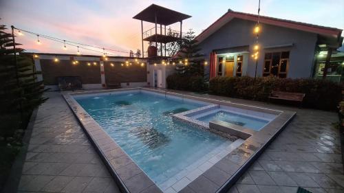 Swimmingpoolen hos eller tæt på Villa Putih 3 Kamar - Garden Villa