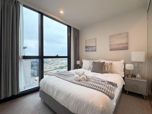 En eller flere senge i et værelse på Aspire Boutique Condo Melbourne CBD