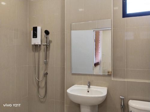 een badkamer met douche, wastafel en spiegel bij THE HOLM At Khaoyai in Pak Chong