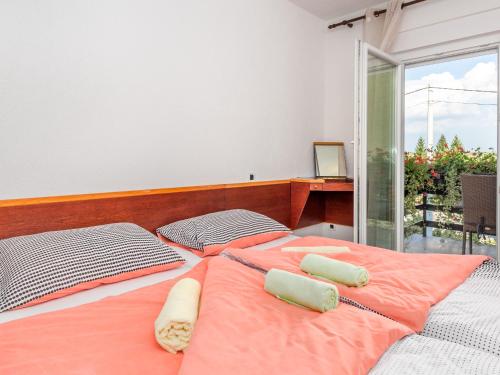 two twin beds in a room with a window at Selak Apartments in Grabovac