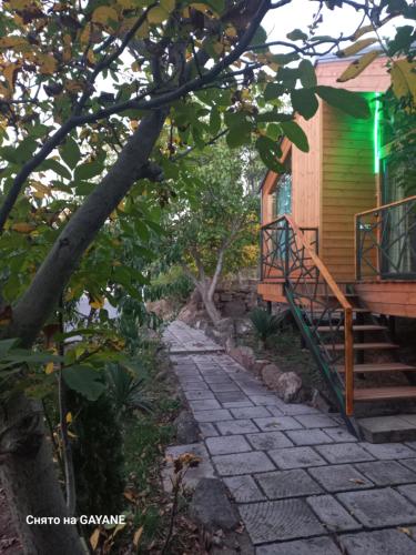 una pasarela que conduce al frente de una casa en Green World, en Byurakan