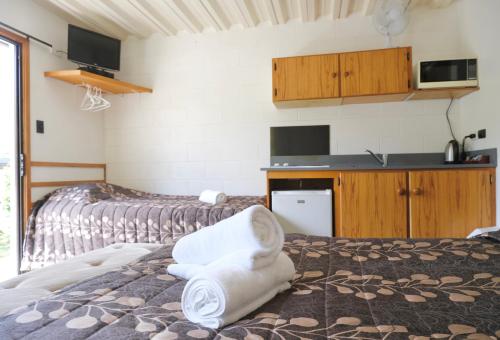 En eller flere senge i et værelse på Forest Trail Lodge