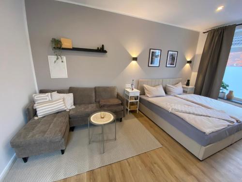 a bedroom with a bed and a couch at Petkumer Deichkoje in Emden