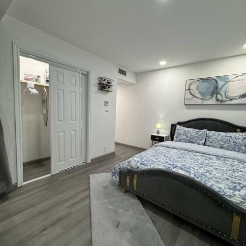una camera con letto e porta di accesso a un armadio di 2 DT Dallas l FIFA WORLD CUP READY l 5 Min from Love Field a Dallas