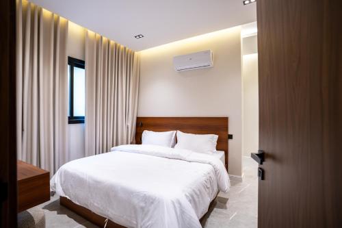 ein Schlafzimmer mit einem großen Bett mit weißer Bettwäsche in der Unterkunft our residence in Riad