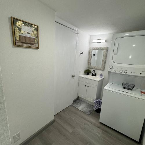 un piccolo bagno con lavandino e lavatrice/asciugatrice di 2 DT Dallas l FIFA WORLD CUP READY l 5 Min from Love Field a Dallas