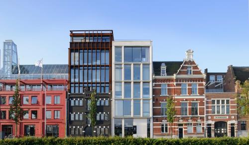 アムステルダムにあるエリック ヴェケル ブティック アパートメンツ アムステルダム スイーツの一部の建物の前の高層ビル
