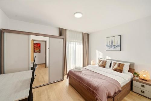 蒂米什瓦拉Central Accommodation in Monarh Tower by Open House apartments的房间里有一张大床的卧室