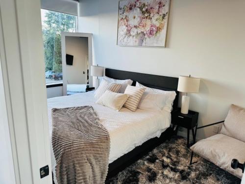 Postel nebo postele na pokoji v ubytování New Downtown DSM Loft with Views