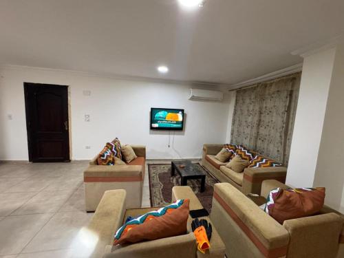 شقه مقابل ممشى SquareOne Strip - 6 October City