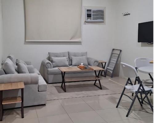 Khu vực ghế ngồi tại أرض الذهب للشقق المخدومة الرويضة