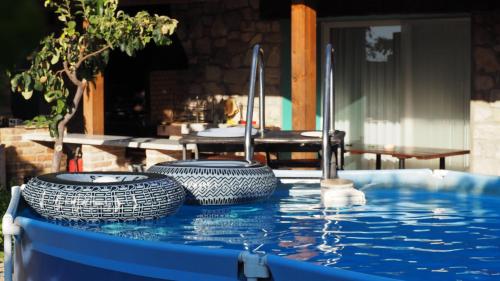 two tires in the water in a swimming pool at Lera de cal roger in Verdú