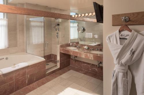 Ένα μπάνιο στο Haywood Park Hotel, an Ascend Collection Hotel